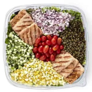 Plato de ensalada de salmón salvaje delicatessen