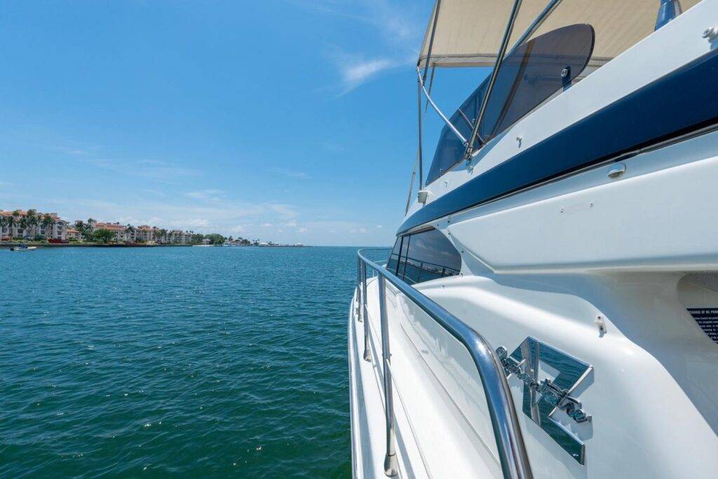 48ft Azimut Yacht Rental Miami ✨ | Italian Luxury Yacht Experience from $950 9 %MAlquiler de yates en Miami%