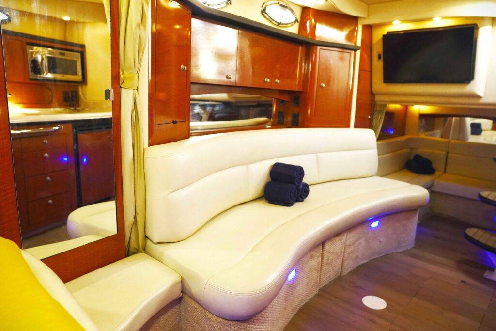 37ft Sea Ray Yacht Rental Miami ⛵ | Small-Group Bay Adventure desde $900 8 %MAlquiler de yates en Miami%