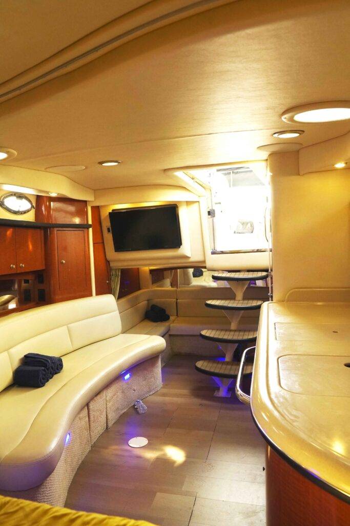 37ft Sea Ray Yacht Rental Miami ⛵ | Small-Group Bay Adventure desde $900 6 %MAlquiler de yates en Miami%