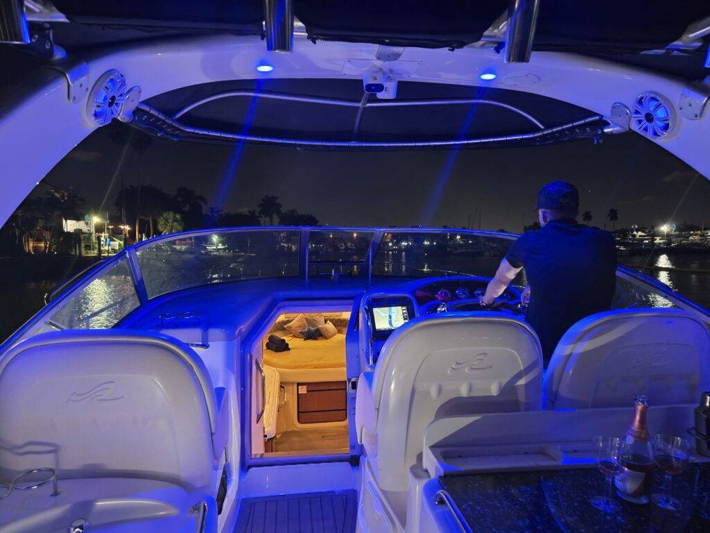 37ft Sea Ray Yacht Rental Miami ⛵ | Small-Group Bay Adventure desde $900 2 %MAlquiler de yates en Miami%