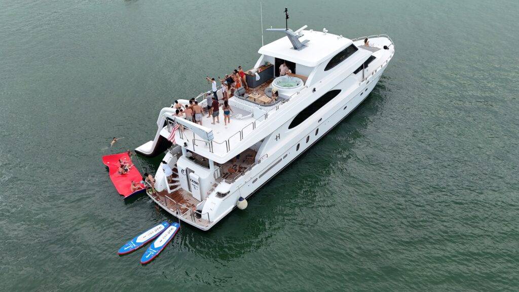 110ft Hargrave Yacht Rental Miami - Luxury Event & Party Charter 🚤 6 %MAlquiler de yates en Miami%