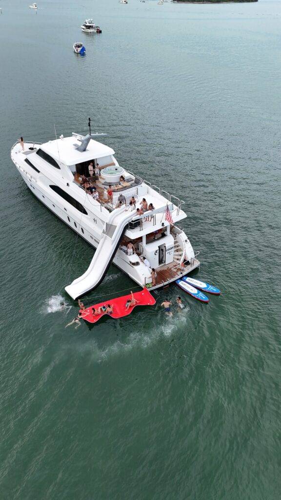 110ft Hargrave Yacht Rental Miami - Luxury Event & Party Charter 🚤 1 %MAlquiler de yates en Miami%