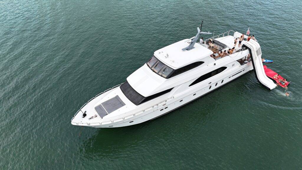 110ft Hargrave Yacht Rental Miami - Luxury Event & Party Charter 🚤 7 %MAlquiler de yates en Miami%