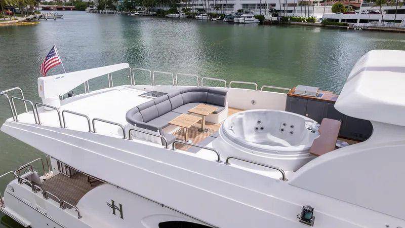 110ft Hargrave Yacht Rental Miami - Luxury Event & Party Charter 🚤 3 %MAlquiler de yates en Miami%