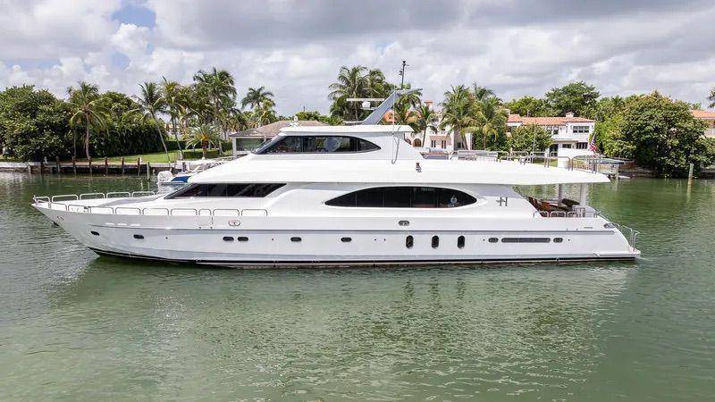 110ft Hargrave Yacht Rental Miami - Luxury Event & Party Charter 🚤 2 %MAlquiler de yates en Miami%