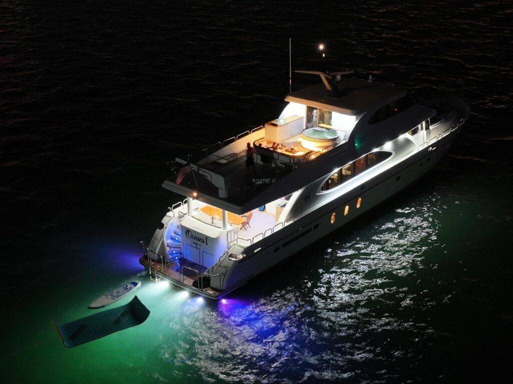110ft Hargrave Yacht Rental Miami - Alquiler de lujo para eventos y fiestas 🚤 11 %MAlquiler de yates en Miami%