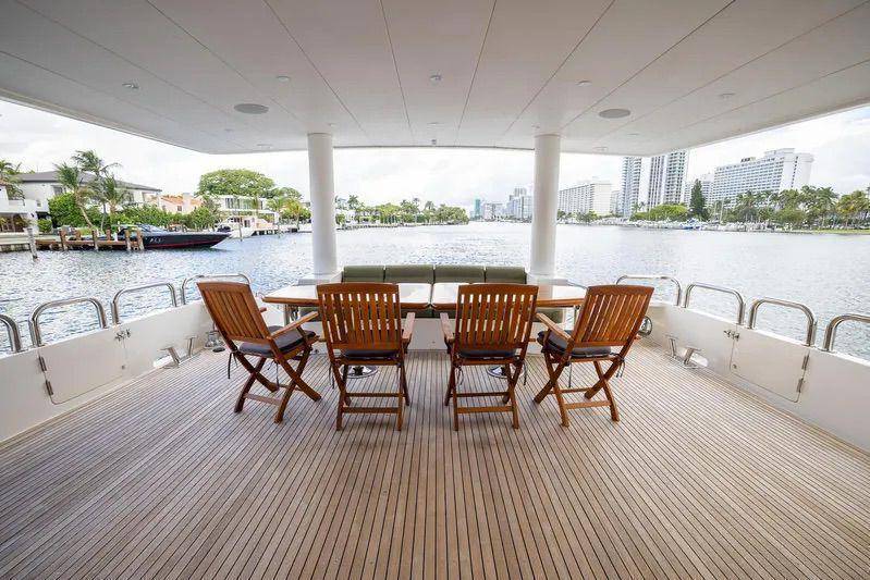 110ft Hargrave Yacht Rental Miami - Alquiler de lujo para eventos y fiestas 🚤 12 %MAlquiler de yates en Miami%