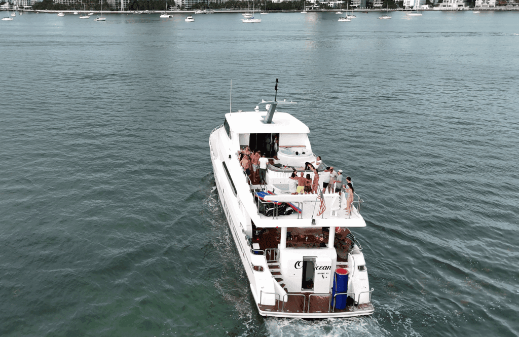 110ft Hargrave Yacht Rental Miami - Luxury Event & Party Charter 🚤 8 %MAlquiler de yates en Miami%