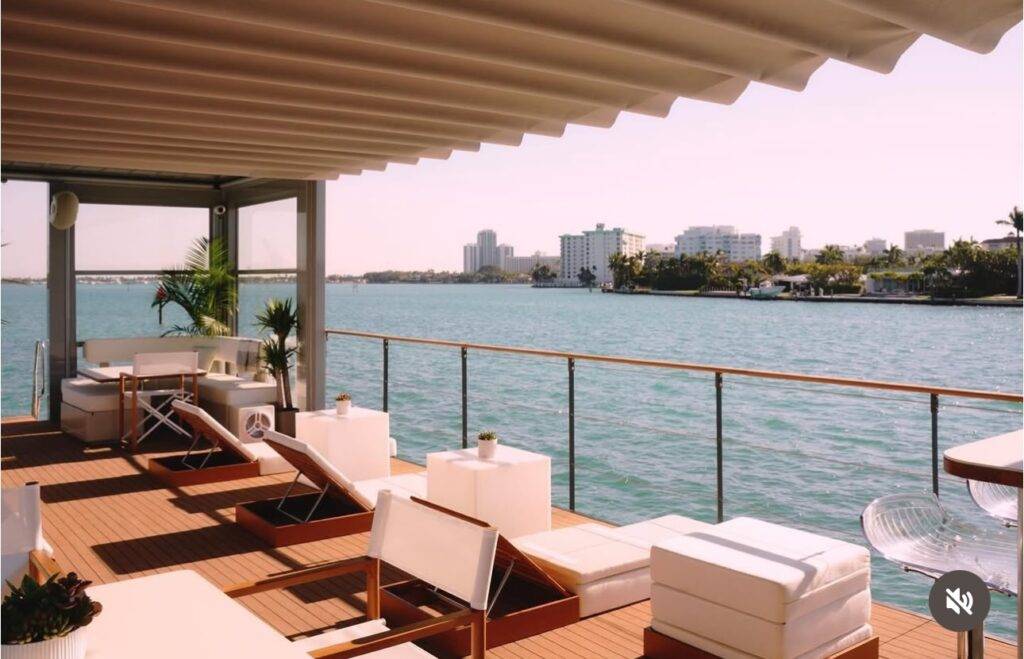 Casa flotante 70' Charter - Island Creek Miami Beach Alquiler Privado 💒 6 %MAlquiler de yates en Miami%