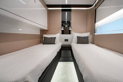 80ft Azimut Sport Yacht Charter | Miami Beach Marina Pier E 🚤 9 %MAlquiler de yates en Miami%
