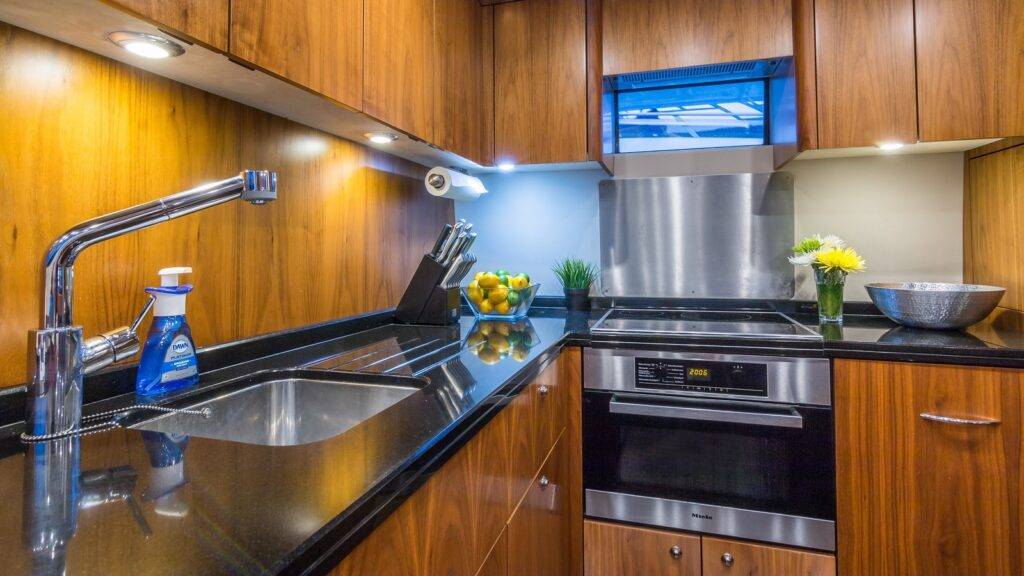 75ft Sunseeker “Manhattan Twins” Yacht Charter | Miami Beach 🏝️ 5 %Miami Yacht Rentals%