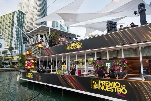 Plataforma flotante de dos niveles The Vessel - Miami Large Party Venue ✨🔥 1 %MAlquiler de yates en Miami%