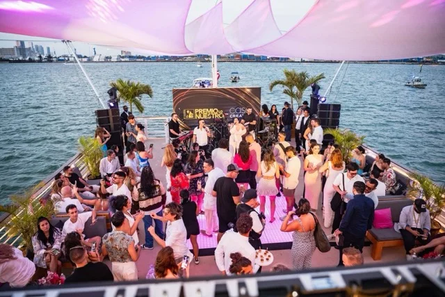 Plataforma flotante de dos niveles The Vessel - Miami Large Party Venue ✨🔥 2 %MAlquiler de yates en Miami%