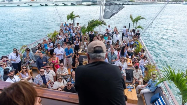 Plataforma flotante de dos niveles The Vessel - Miami Large Party Venue ✨🔥 4 %MAlquiler de yates en Miami%