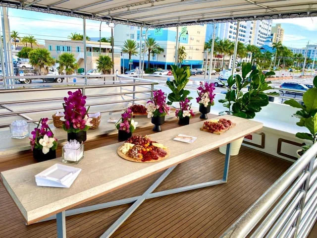 Island Time Mini Cruise - Miami Charter Lugar para grandes eventos ⛵ 7 %MAlquiler de yates en Miami%