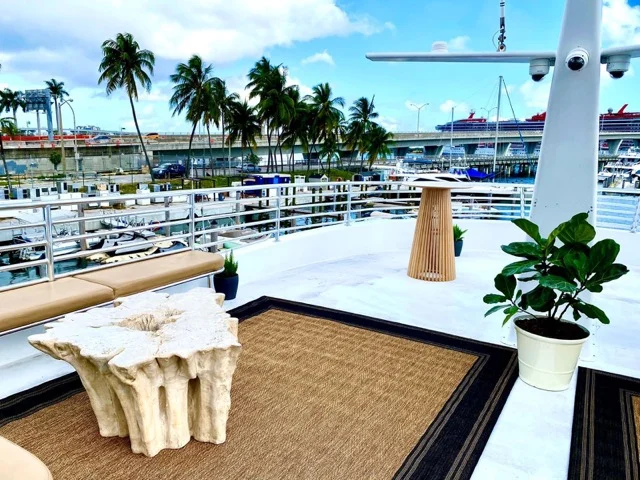Island Time Mini Cruise - Miami Charter Lugar para grandes eventos ⛵ 6 %MAlquiler de yates en Miami%