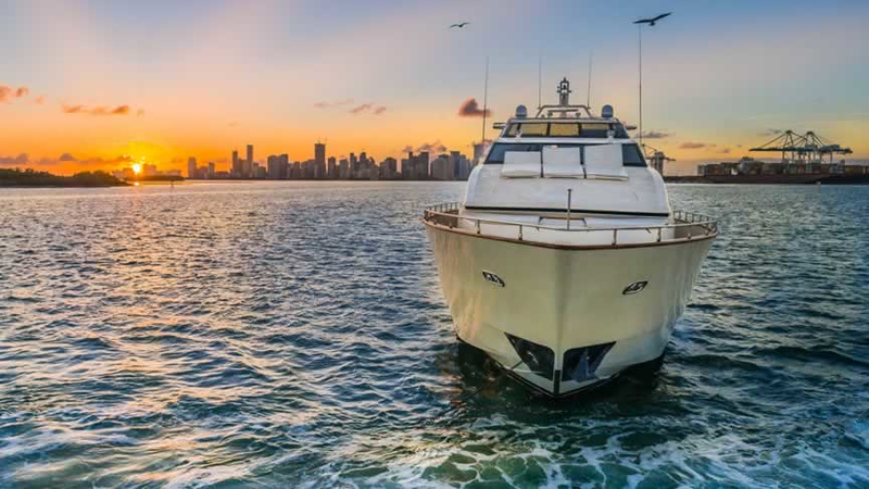 75ft Azimut Yacht Charter | Bayside Marina Miami 🚤 4 %Miami Yacht Rentals%