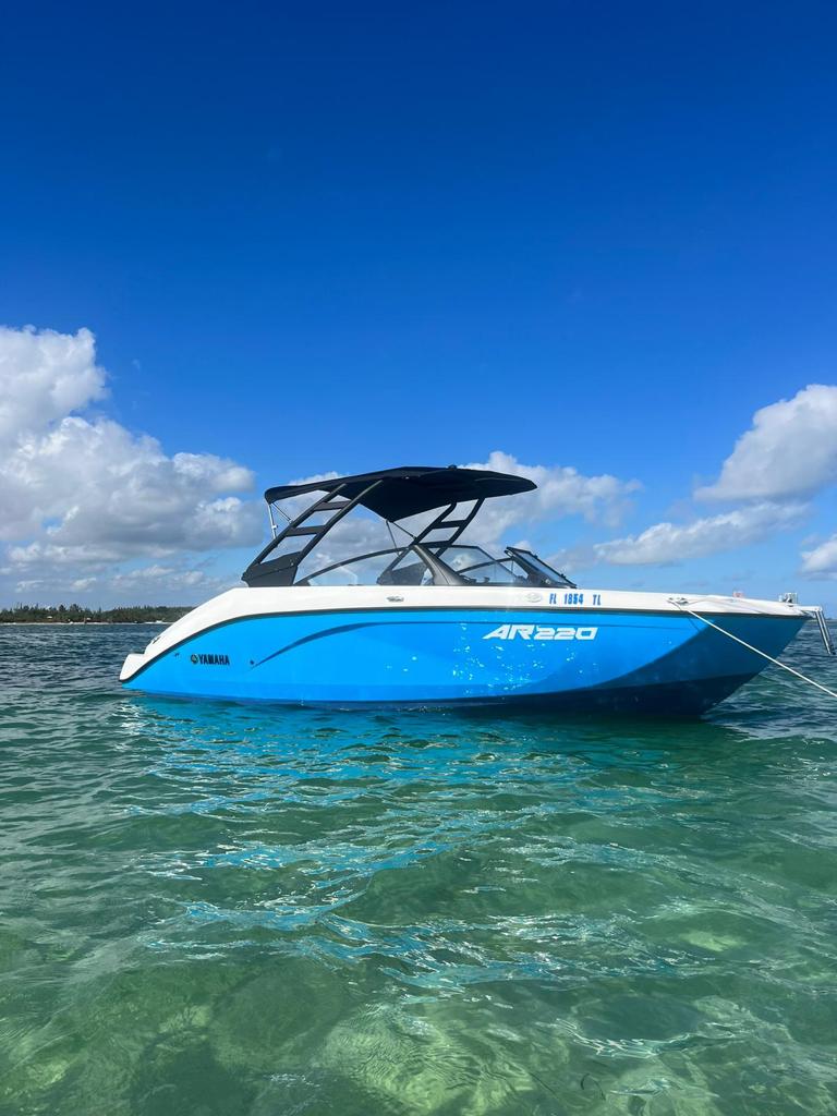 22ft Yamaha “Sugar” AR220 Yacht Charter Miami | Day Boat Rental 🌊 3 %Miami Yacht Rentals%