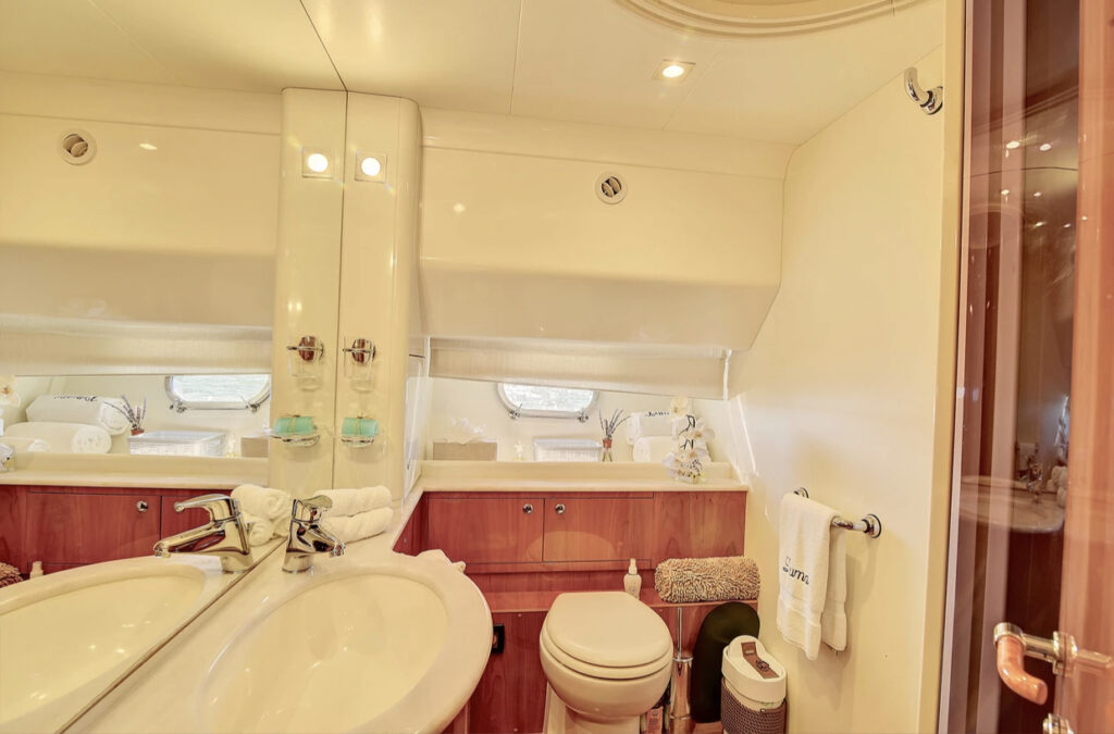 75ft Ferretti “Lumar” Luxury Yacht Charter | Miami River 🌴 5 %Miami Yacht Rentals%