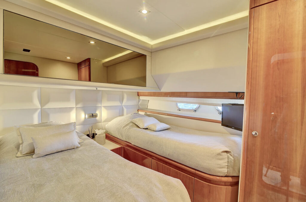 75ft Ferretti “Lumar” Luxury Yacht Charter | Miami River 🌴 6 %Miami Yacht Rentals%