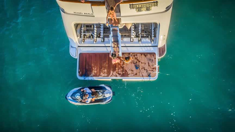 100ft Azimut “Millennium II” – Luxury Yacht Charter | Epic Hotel, Miami Beach 6 %Miami Yacht Rentals%