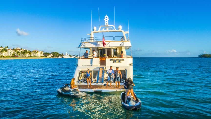 100ft Azimut “Millennium II” – Luxury Yacht Charter | Epic Hotel, Miami Beach 7 %Miami Yacht Rentals%