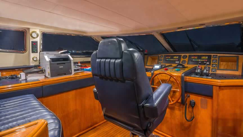 100ft Azimut “Millennium II” – Luxury Yacht Charter | Epic Hotel, Miami Beach 9 %Miami Yacht Rentals%