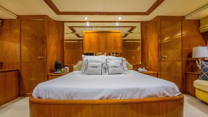 100ft Azimut “Millennium II” – Luxury Yacht Charter | Epic Hotel, Miami Beach 11 %Miami Yacht Rentals%
