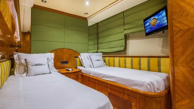 100ft Azimut “Millennium II” – Luxury Yacht Charter | Epic Hotel, Miami Beach 12 %Miami Yacht Rentals%
