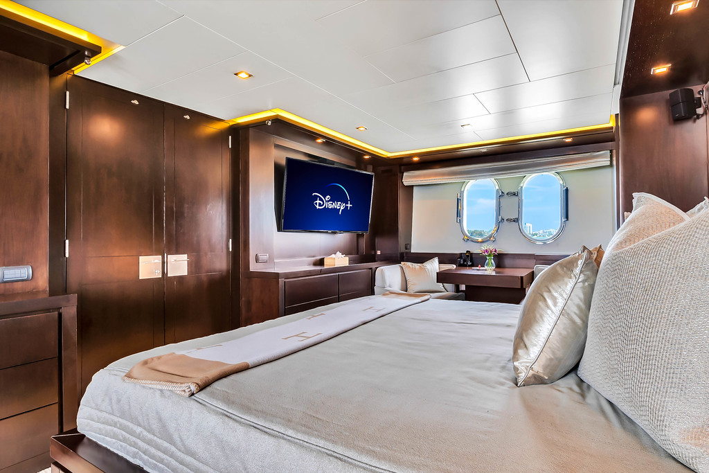 116ft Azimut "Rylax" – Luxury Yacht Charter | Feeling Yachty | Miami Beach 1 %Miami Yacht Rentals%