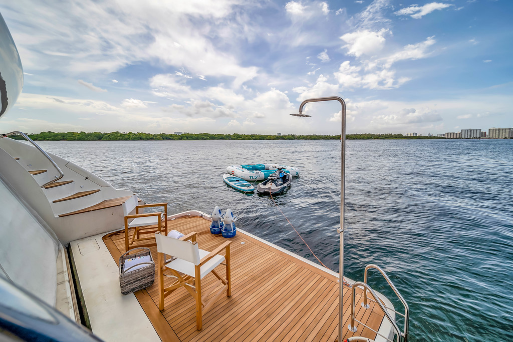 116ft Azimut "Rylax" – Luxury Yacht Charter | Feeling Yachty | Miami Beach 10 %Miami Yacht Rentals%