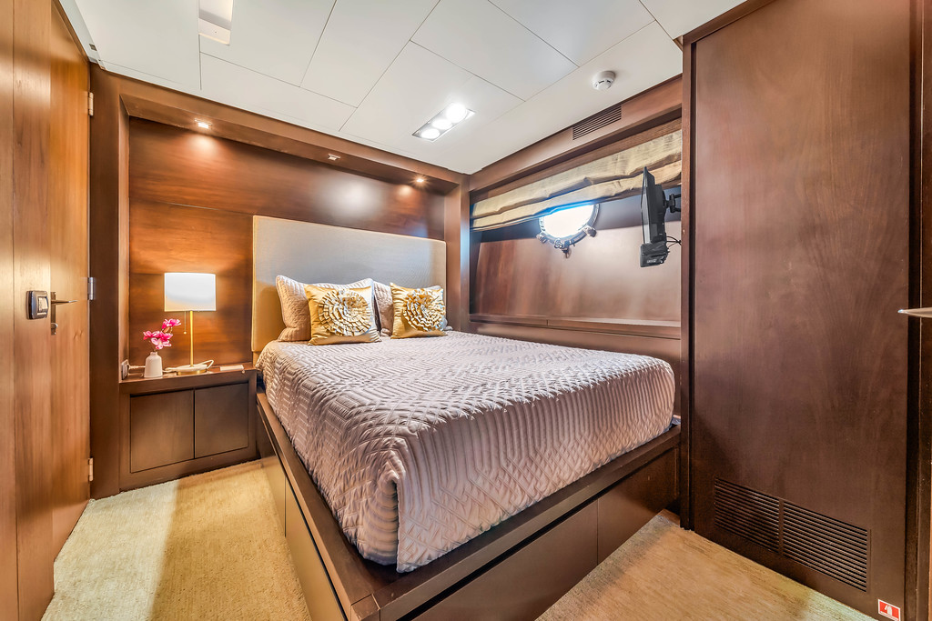 116ft Azimut "Rylax" – Luxury Yacht Charter | Feeling Yachty | Miami Beach 5 %Miami Yacht Rentals%