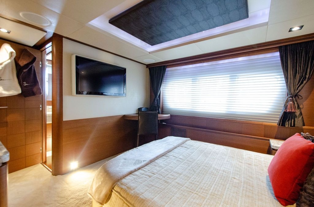 Alquiler de Mega Yate Azimut 105 pies “Babieca” en Miami Beach 6 %MAlquiler de yates en Miami%