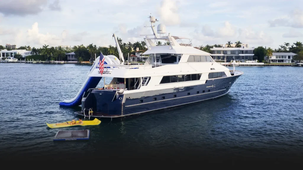 124ft Broward “Ocean Drive” Luxury Mega Yacht Charter | Miami Beach 🌊 12 %MAlquiler de yates en Miami%