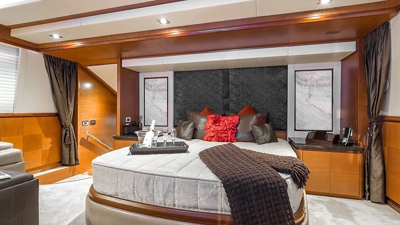 Alquiler de Mega-Yate Azimut 105 pies “Babieca” en Miami Beach 8 %MAlquiler de yates en Miami%