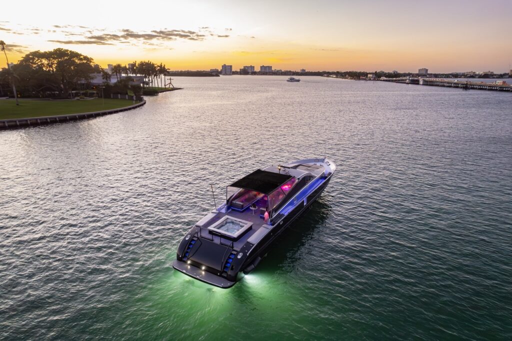 94ft Leopard “Private Key” Mega Yacht Charter | Miami 🛥️ 4 %MAlquiler de yates en Miami%