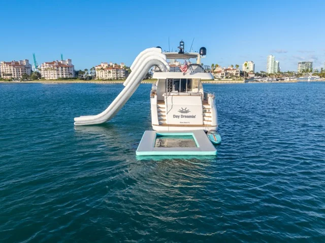 90ft Azimut “Day Dreaming” 💙🚤 | Luxury Charter at Miami Beach Marina — Free Hour 1 %Miami Yacht Rentals%