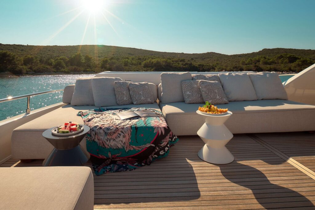 95ft Ferretti “Bonus Round” Mega Yacht Charter Miami 🎲 5 %MAlquiler de yates en Miami%