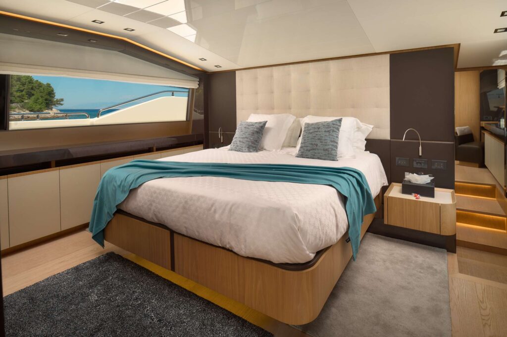 95ft Ferretti “Bonus Round” Mega Yacht Charter Miami 🎲 10 %MAlquiler de yates en Miami%