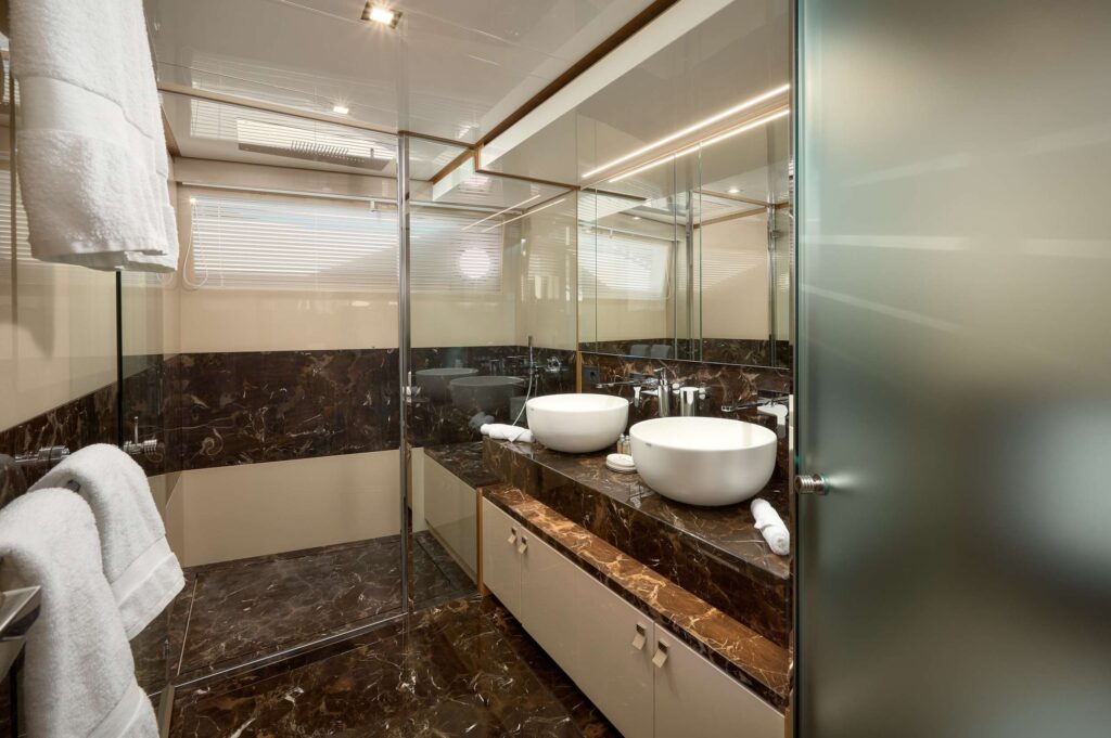 95ft Ferretti “Bonus Round” Mega Yacht Charter Miami 🎲 9 %MAlquiler de yates en Miami%
