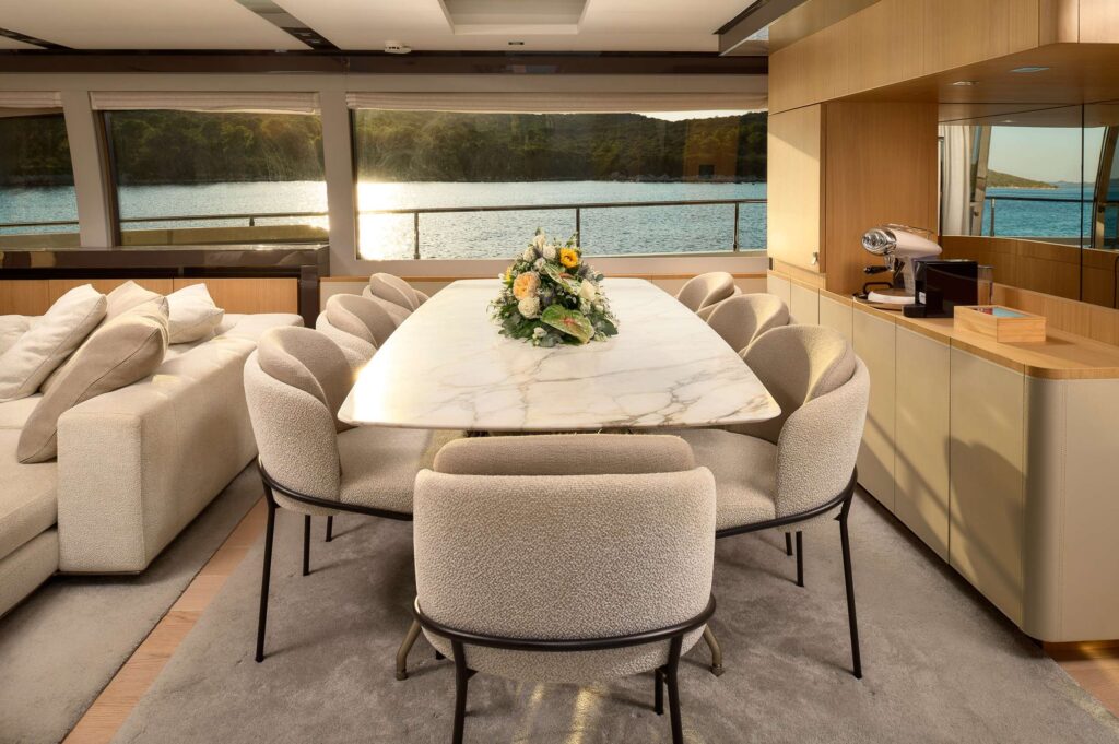 95ft Ferretti “Bonus Round” Mega Yacht Charter Miami 🎲 7 %MAlquiler de yates en Miami%