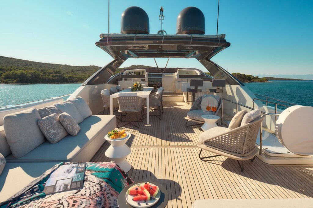 95ft Ferretti “Bonus Round” Mega Yacht Charter Miami 🎲 4 %MAlquiler de yates en Miami%