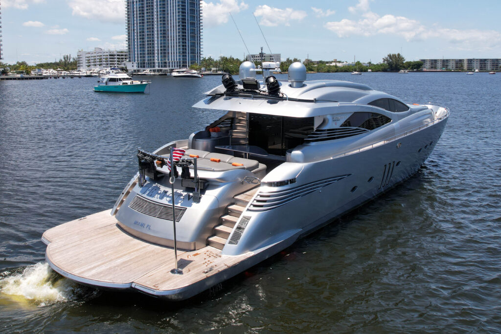 94ft Pershing “Jerico 5” Mega Yate Alquiler Miami 🌊 5 %MAlquiler de yates en Miami%