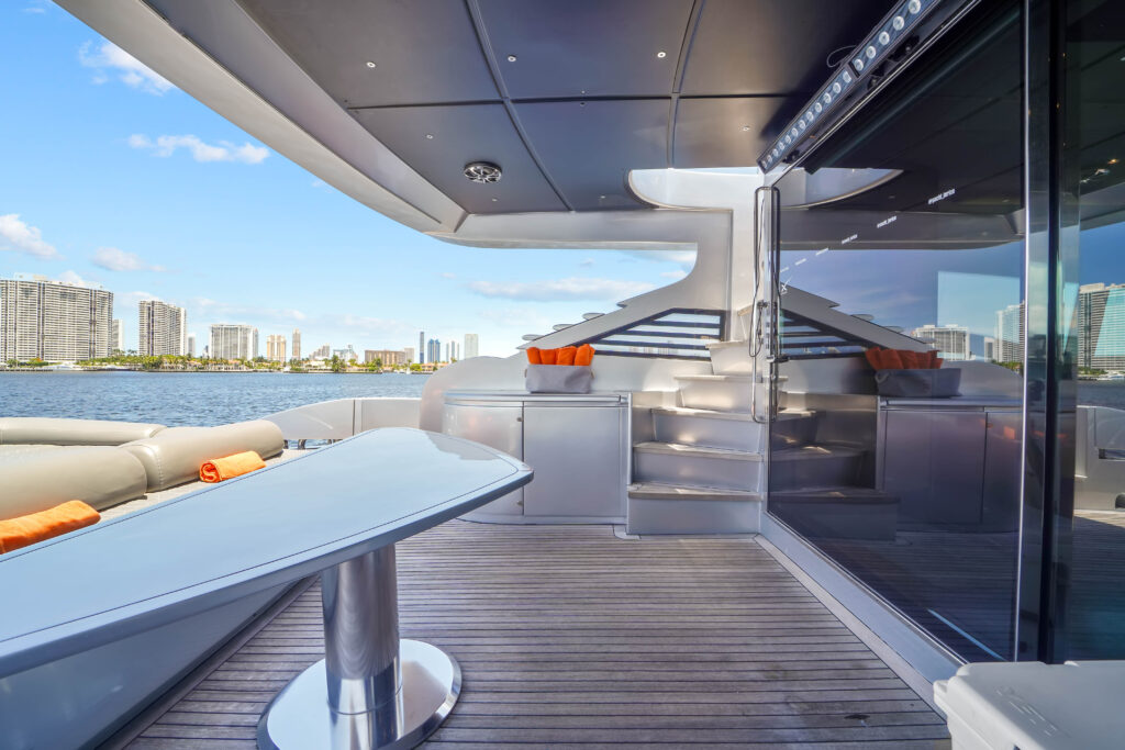 94ft Pershing “Jerico 5” Mega Yate Alquiler Miami 🌊 4 %MAlquiler de yates en Miami%