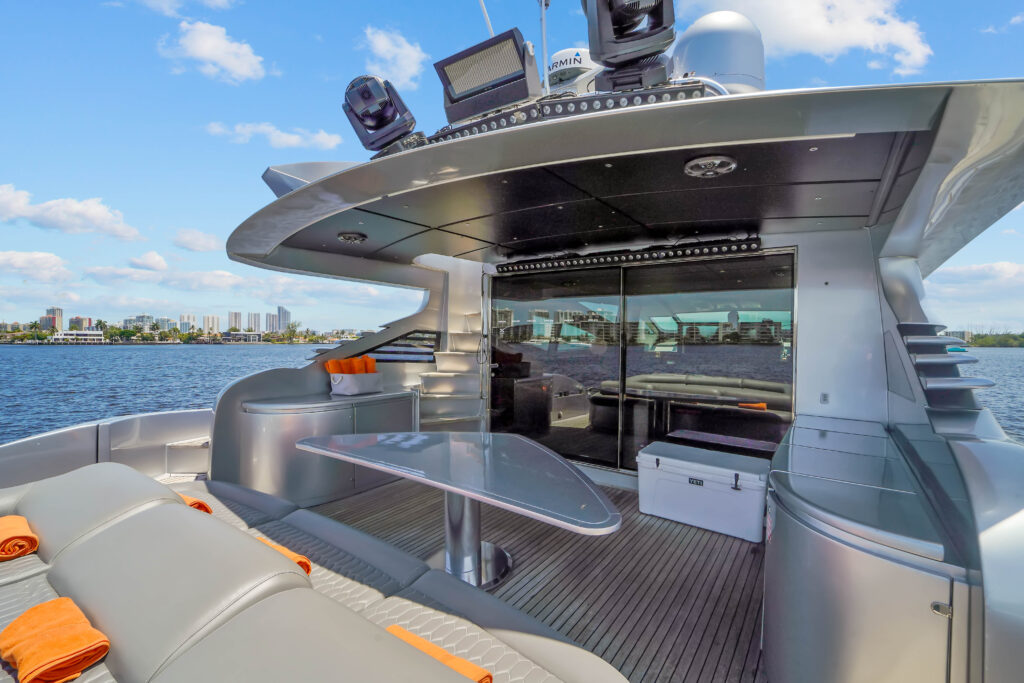 94ft Pershing “Jerico V-1” Exclusivo alquiler de yates en Miami 💎 2 %MAlquiler de yates en Miami%