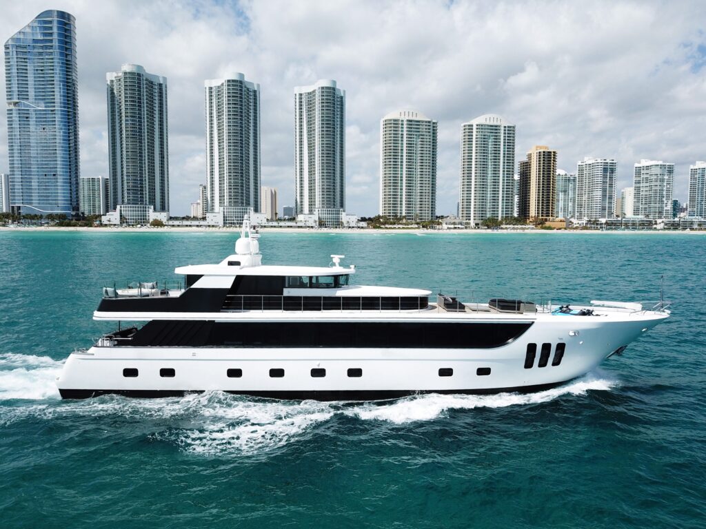 112ft “Privilege” Custom Motor Yacht | Miami Yacht Rental 💼 1 %MAlquiler de yates en Miami%