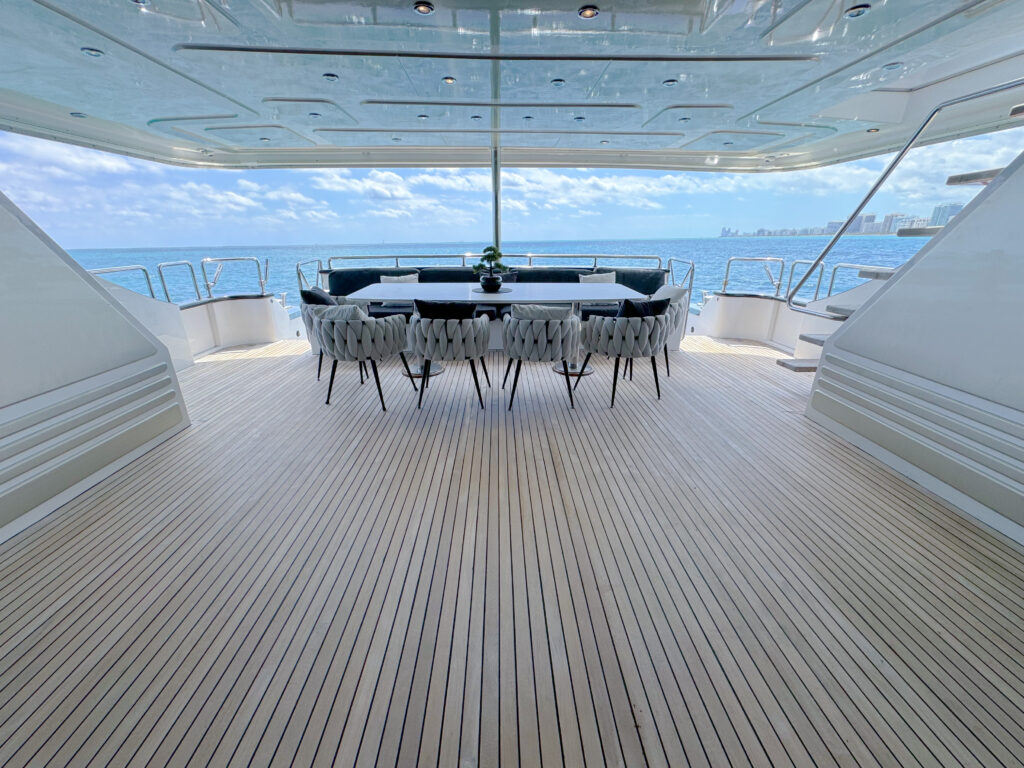 112ft “Privilege” Custom Motor Yacht | Miami Yacht Rental 💼 12 %MAlquiler de yates en Miami%