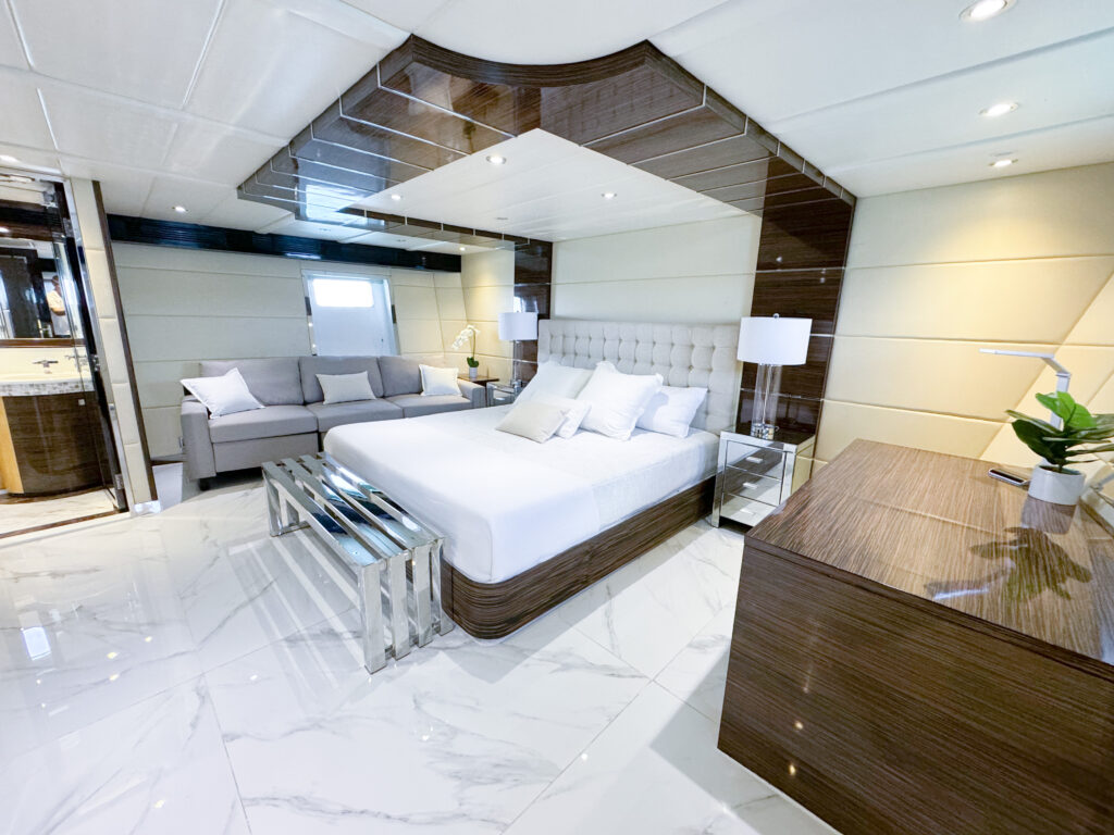 112ft “Privilege” Custom Motor Yacht | Miami Yacht Rental 💼 8 %MAlquiler de yates en Miami%