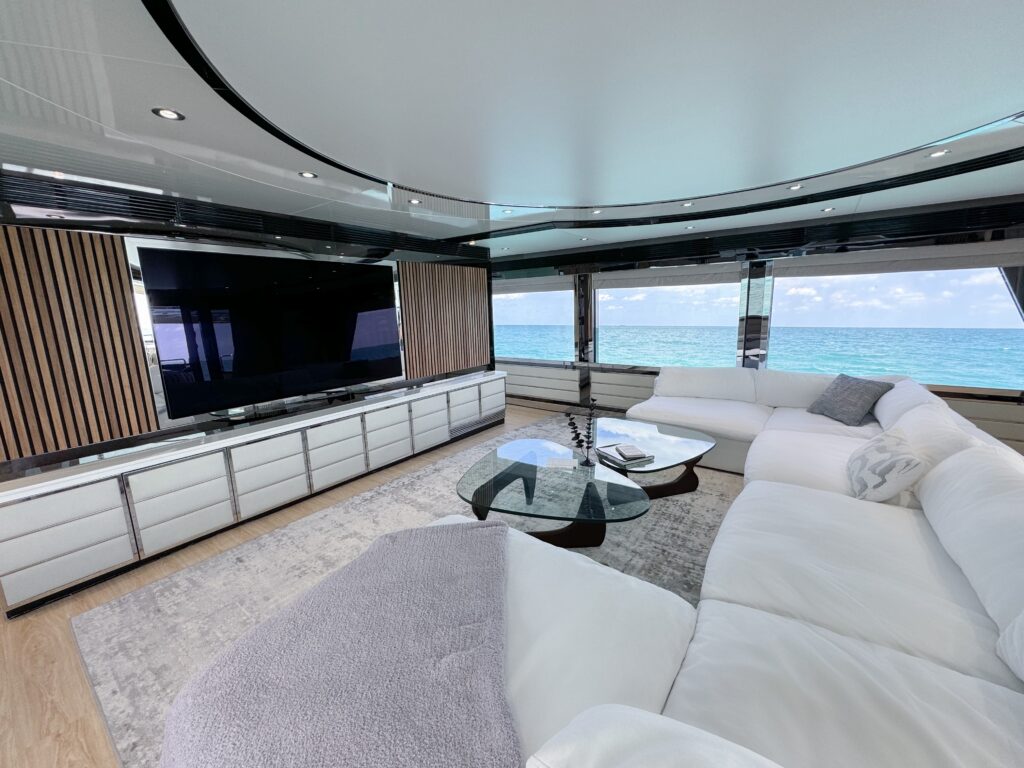 112ft “Privilege” Custom Motor Yacht | Miami Yacht Rental 💼 10 %MAlquiler de yates en Miami%